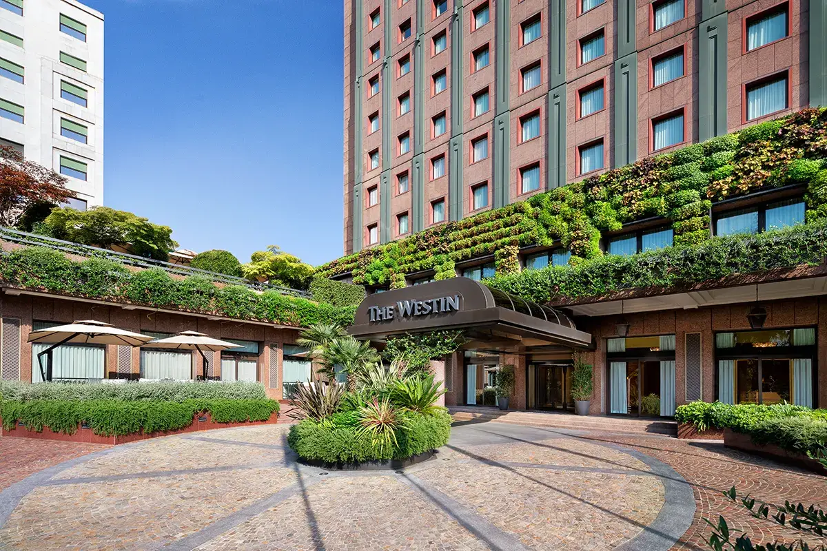 L'ingresso del Westin Palace di Milano Milano, senza convegni hotel ko? Ristorante interno arma per salvarsi